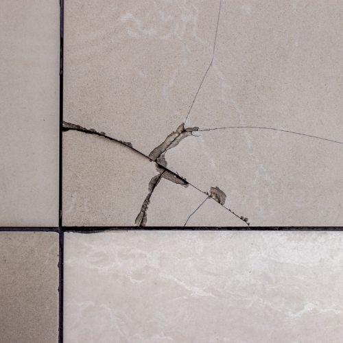 Fissure sur carrelage blanc