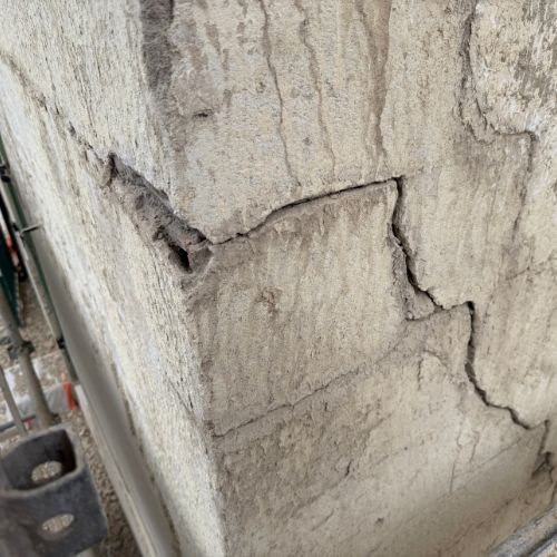 Fissure angle mur extérieur maison